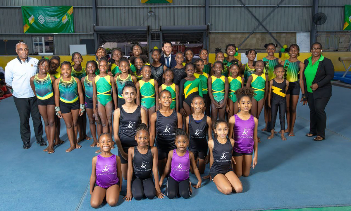 Presidente de la FIG fortalece la gimnasia en Jamaica con una visita inspiradora